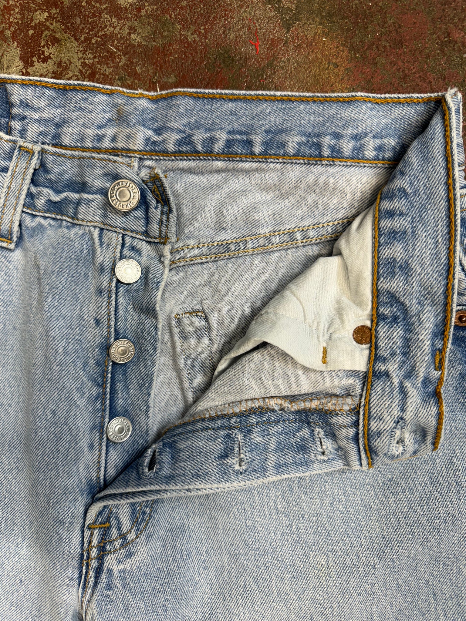 Vintage USA Levi's 501 Light Wash Denim Jeans (JYJ0324-097)