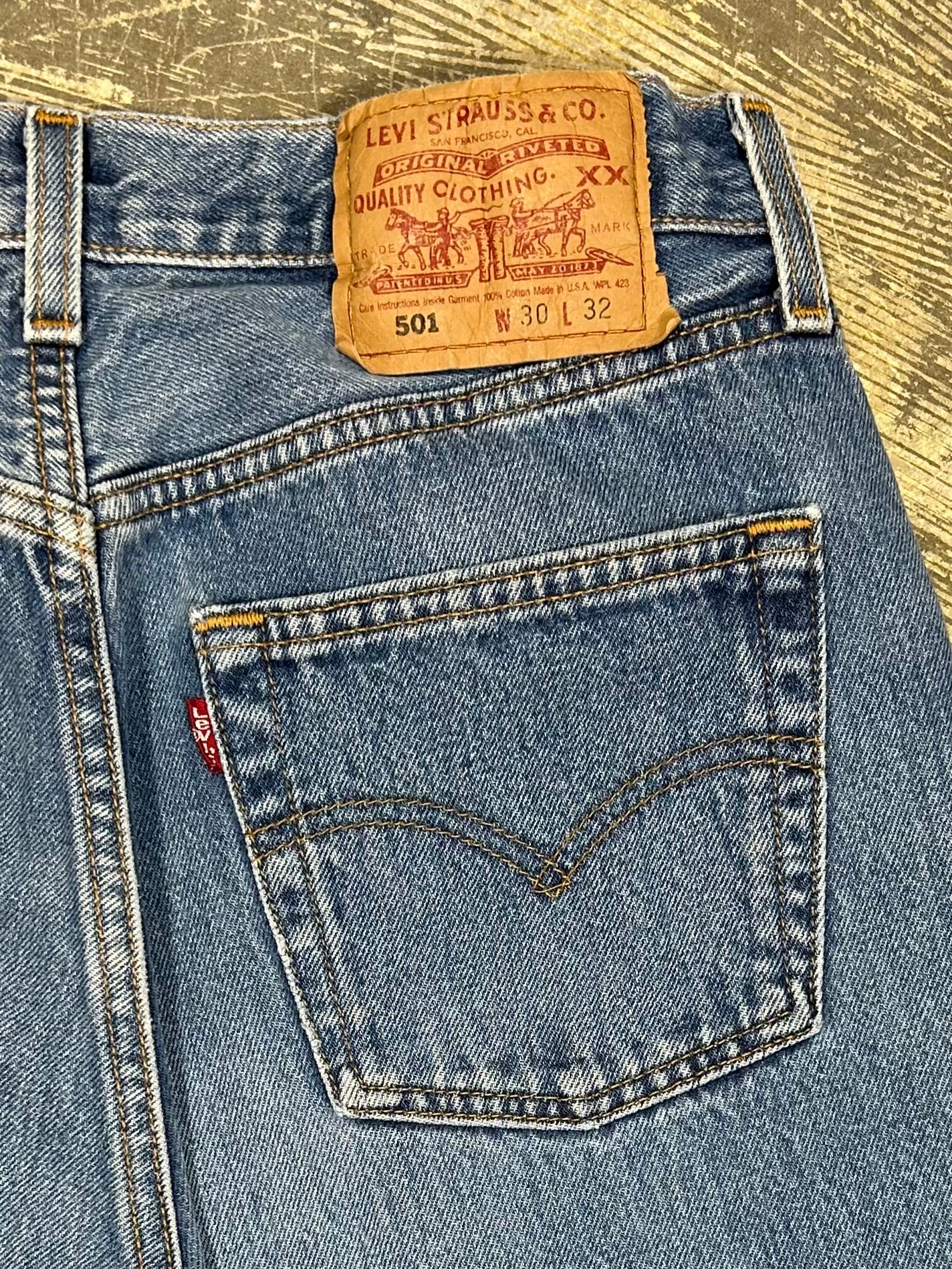 Vintage Levi 501 Medium wash Jeans (JYJ0124-017)