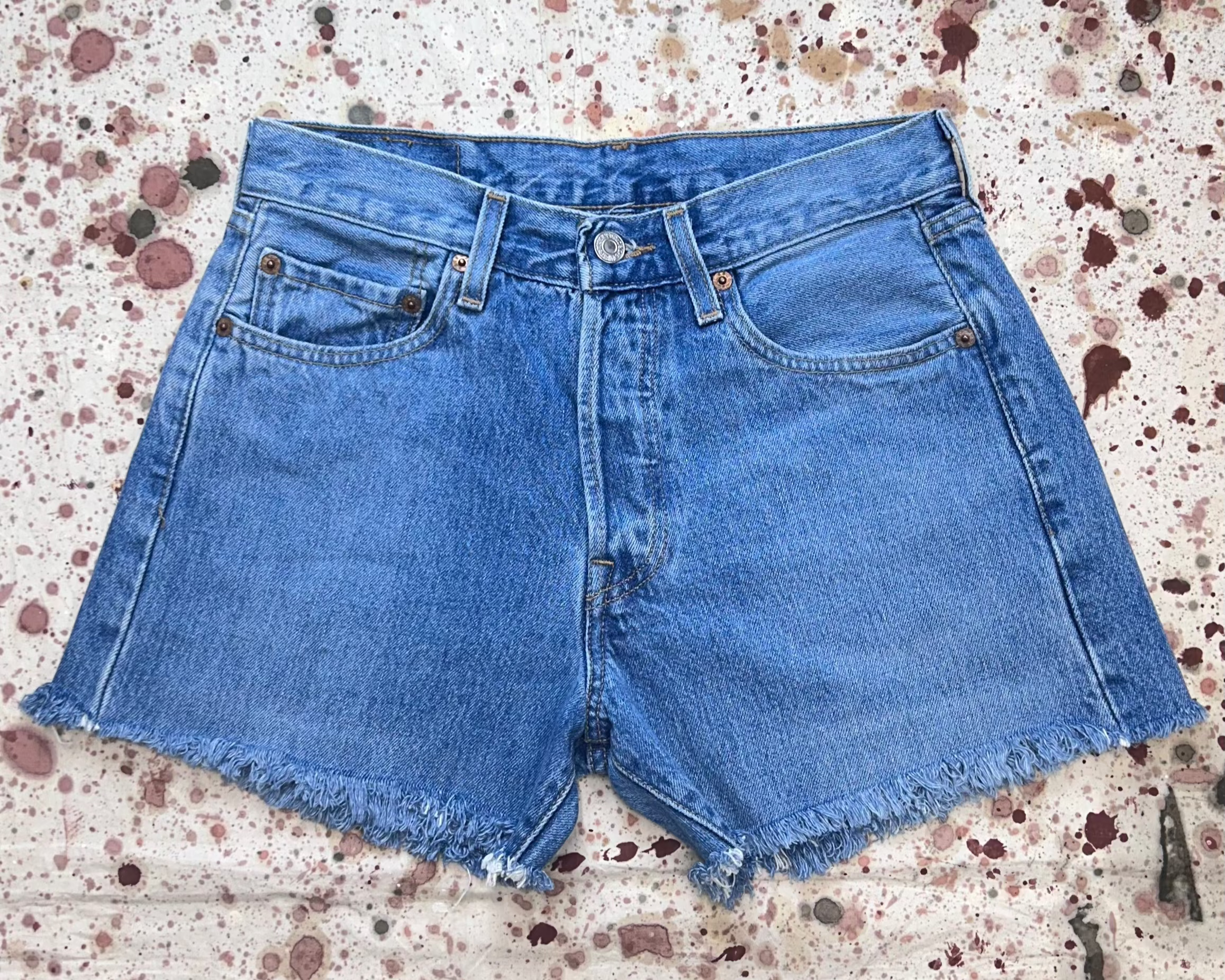 パンツ hella VINTAGE CUTOFF DENIM Women's Reworked Short | Light Wash Denim | Wrangler®