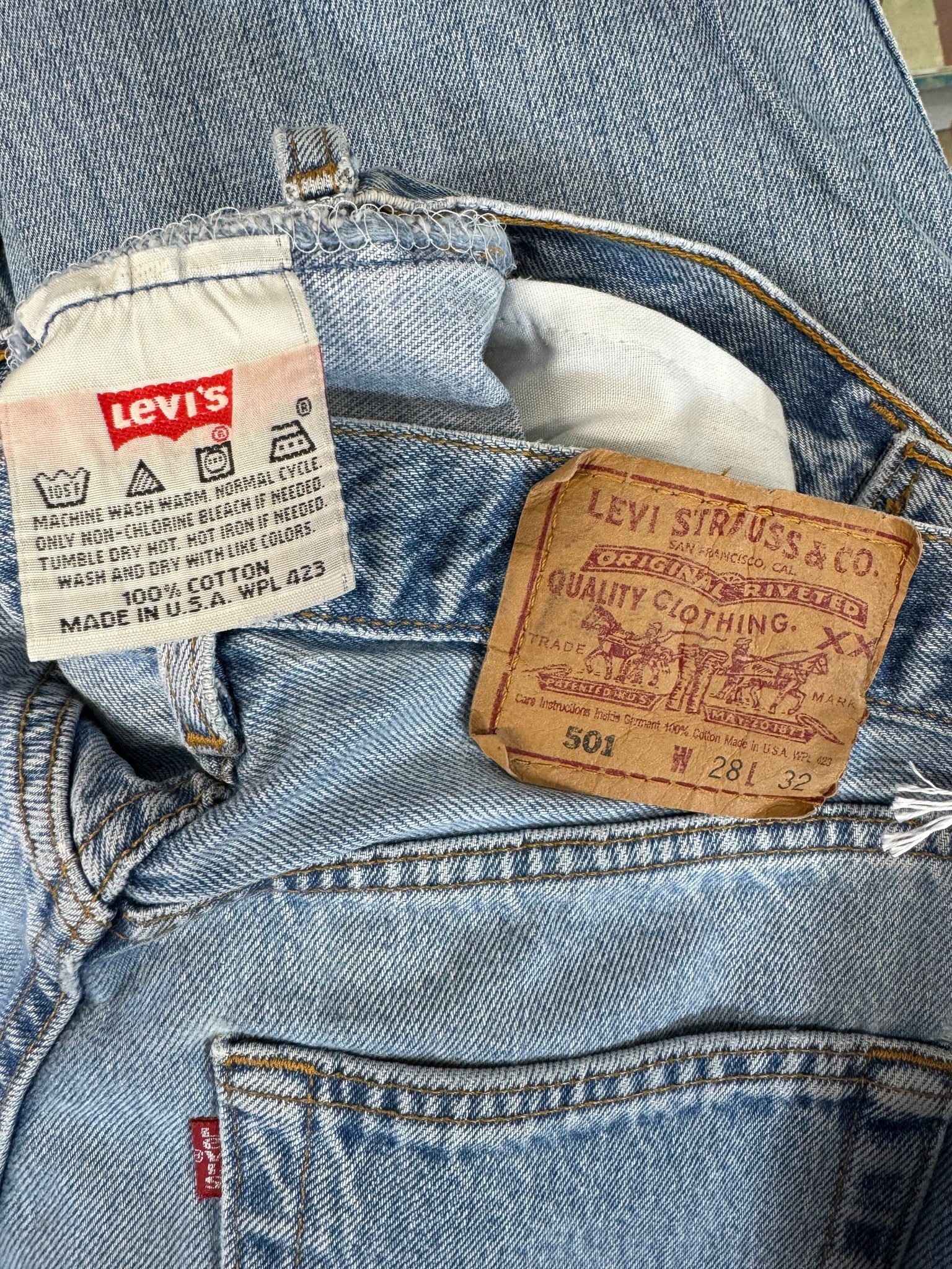 Vintage USA Medium Wash Levi 501 Denim Jeans (JYJ0124-042)