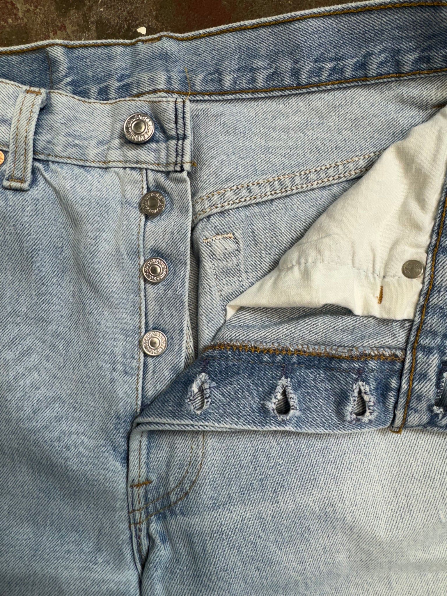Vintage USA Levi's 501 Light Wash Denim Jeans (JYJ0124-065)